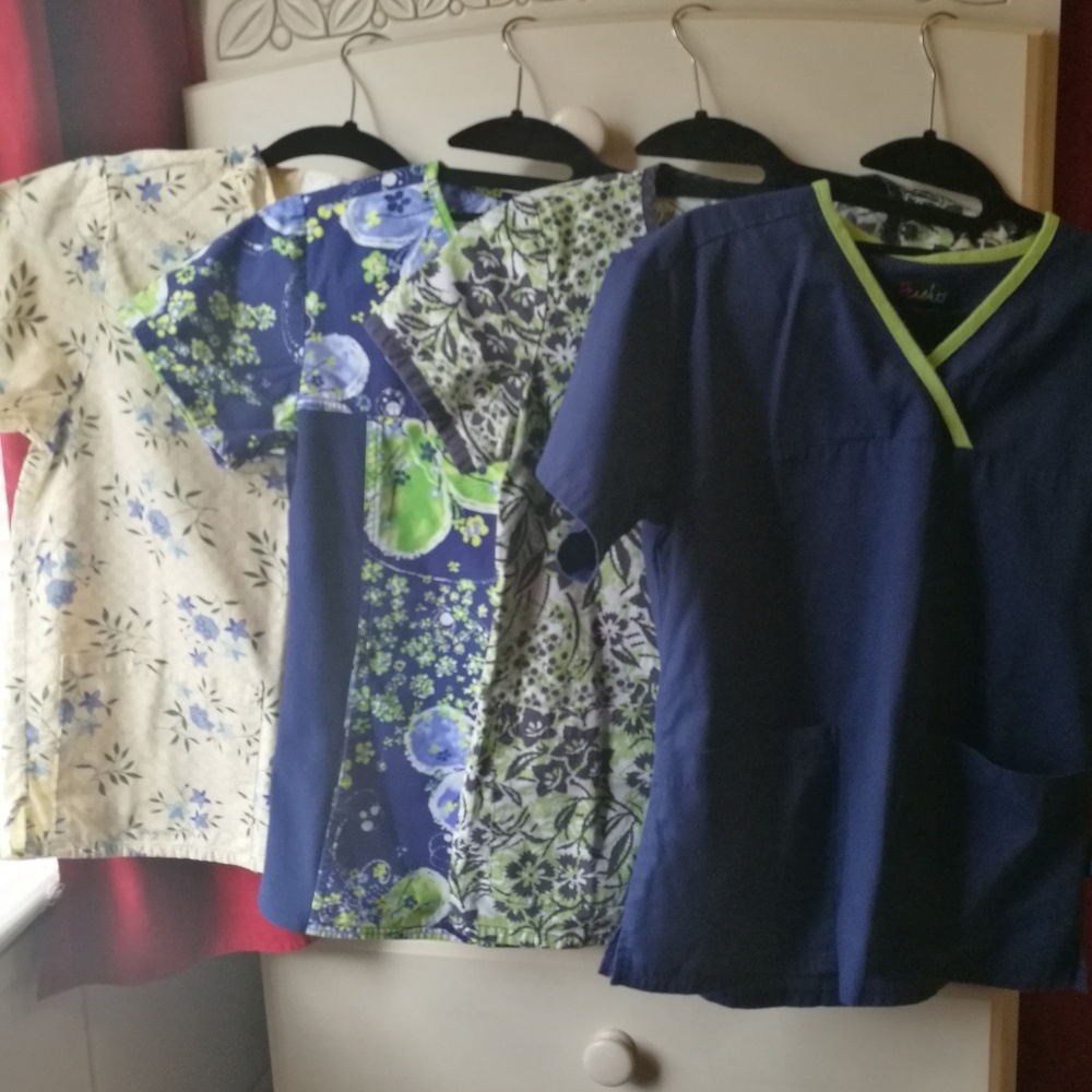 Set of 4 scrub tops