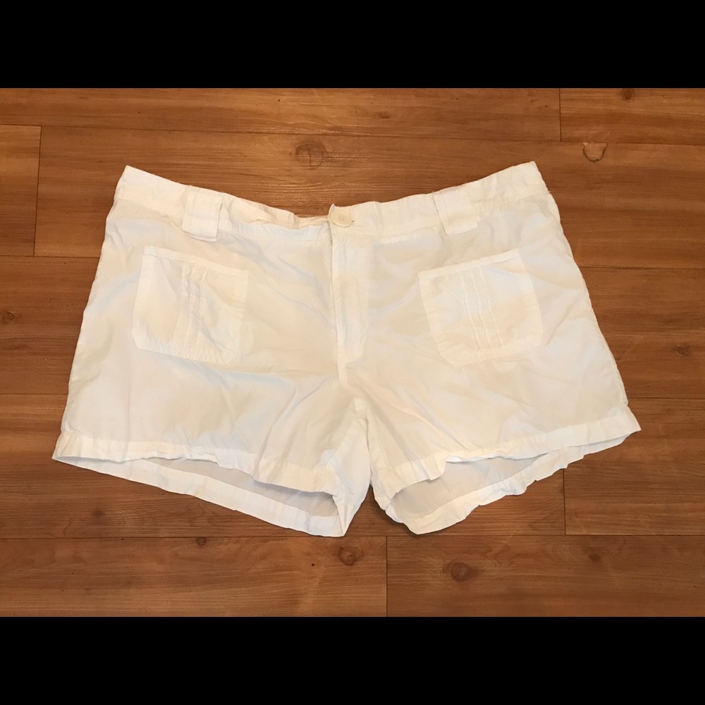 Old Navy White shorts with back pockets size 18