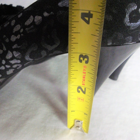 Sam and Libby 7.5M black animal embossed heels - Picture 7 of 8