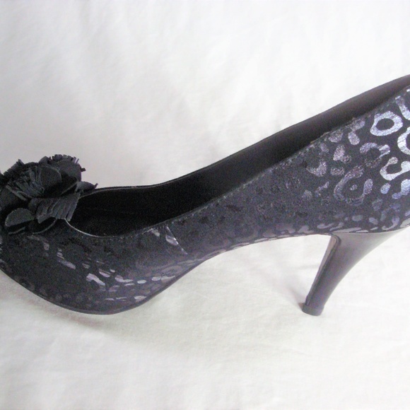 Sam and Libby 7.5M black animal embossed heels - Picture 6 of 8
