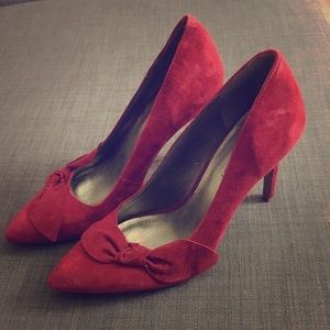 Sole society red suede heels with pretty bow!