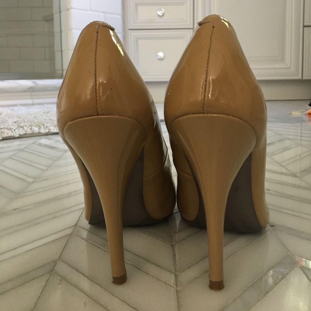 Steve Madden Tan Pumps