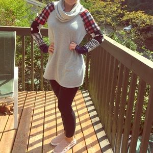 Gray sweater tunic w. patterned sleeves cowl neck