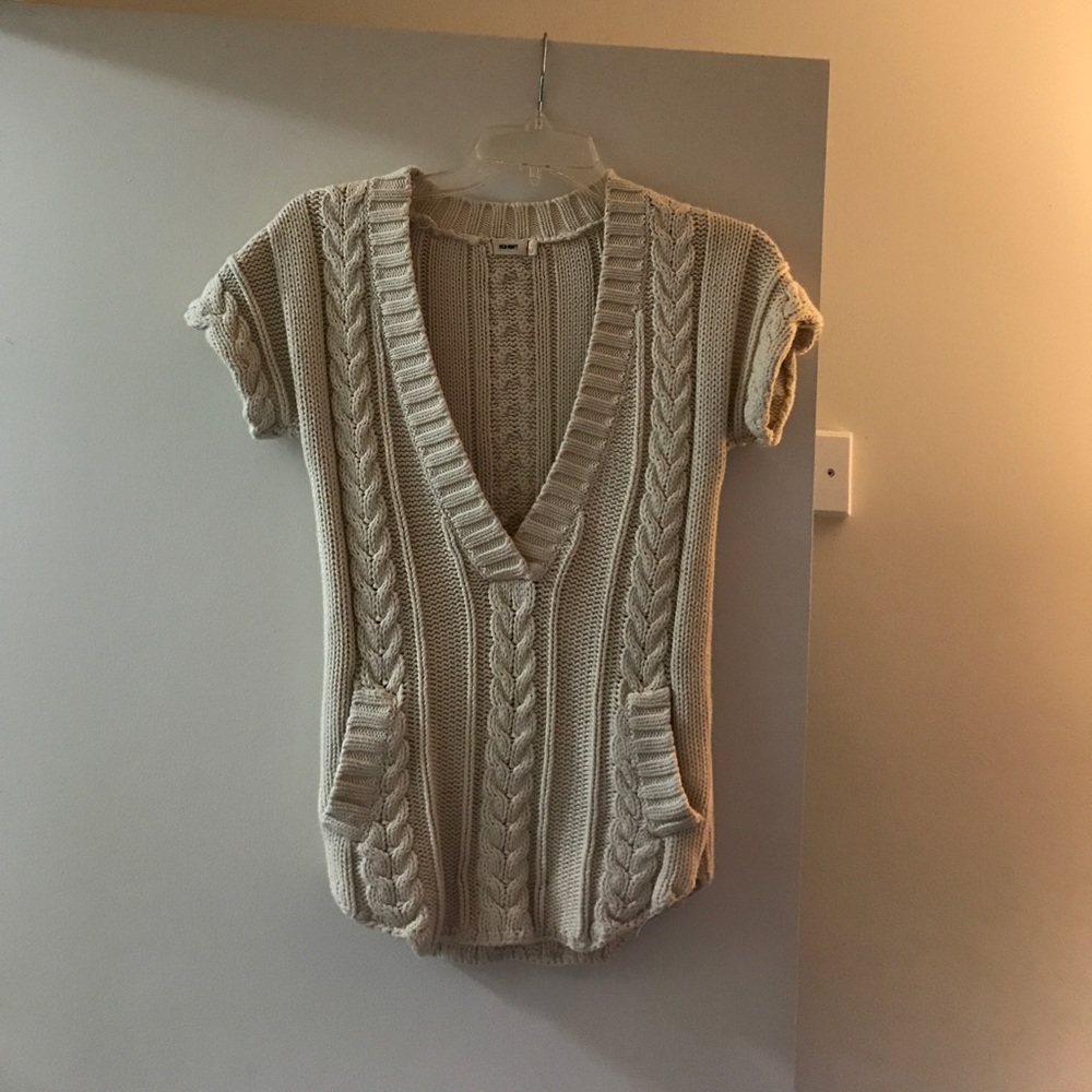 Old Navy white sweater vest, size small, knitted