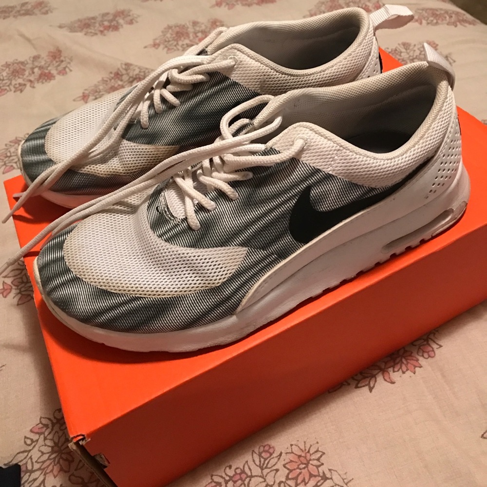 NIKE THEA