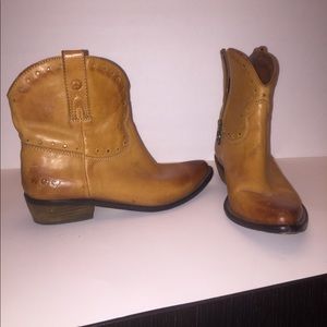 Slight worn Lucky Brand low aged leather boogie