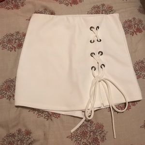 WHITE SKORT