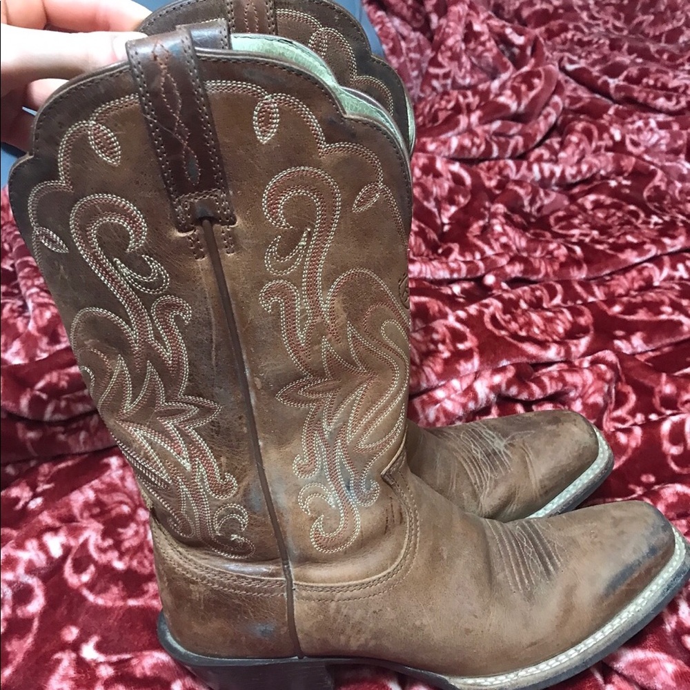 size 7.5 women's Ariat boots