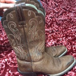 size 7.5 women's Ariat boots