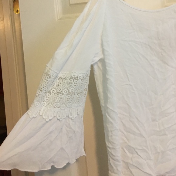 Charlotte Russe Flowy Shoulder Cut Out top - Picture 2 of 4