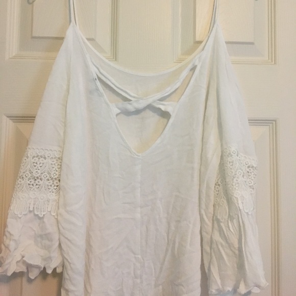 Charlotte Russe Flowy Shoulder Cut Out top - Picture 4 of 4