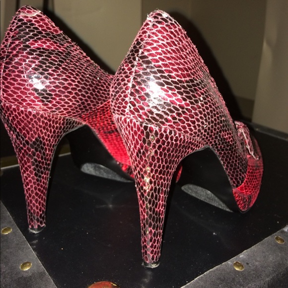 Nine West Red & Black Snake Skin Heels - Picture 1 of 4