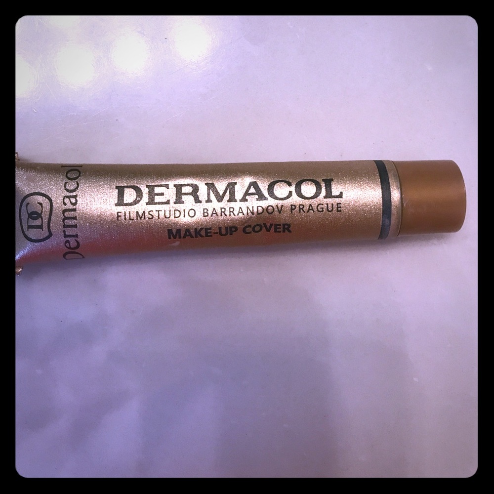 Dermacol color 212