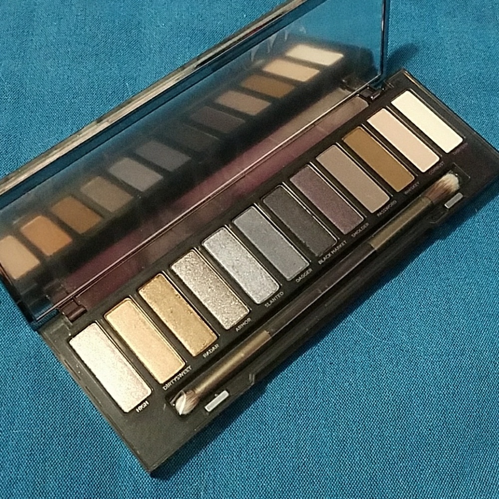 SOLD Urban Decay Naked Smoky Palette