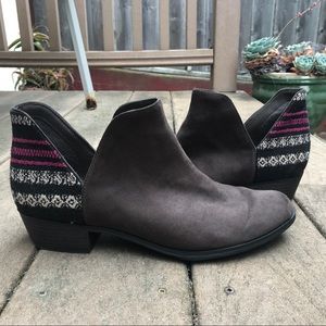 🔻PRICE DROP🔻Gray Cut Out with Back Pattern Boots