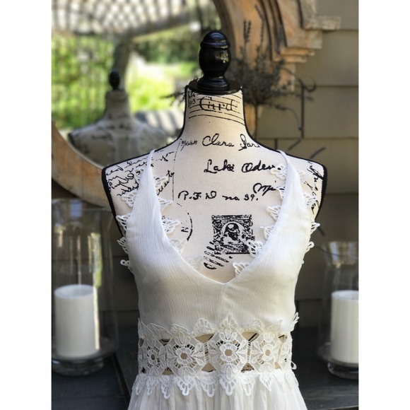 🆕LF || White Laced Cut-Out Dress - Picture 4 of 8
