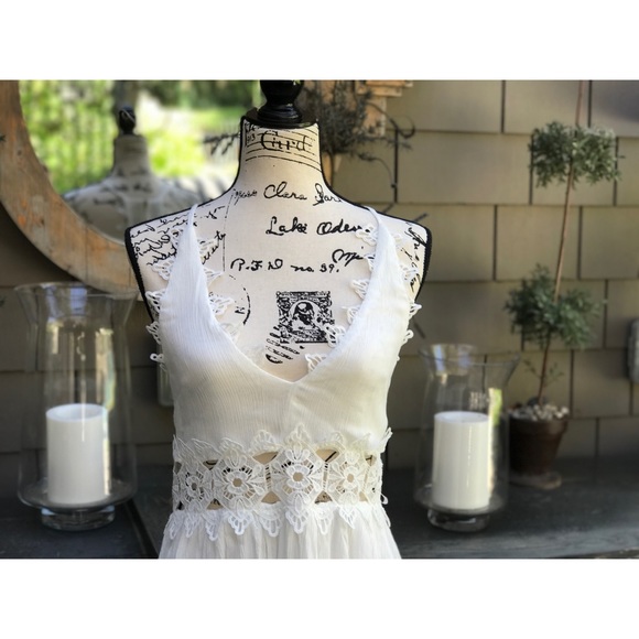 🆕LF || White Laced Cut-Out Dress - Picture 3 of 8