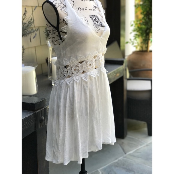 🆕LF || White Laced Cut-Out Dress - Picture 6 of 8