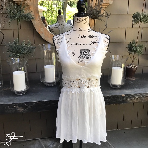 🆕LF || White Laced Cut-Out Dress - Picture 2 of 8