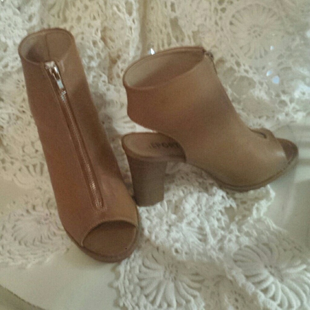 Zip front shoes Brand New!  Size 9M