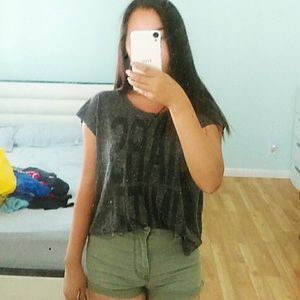 AEROPOSTALE × PRETTY LITTLE LIARS GRAPHIC TEE