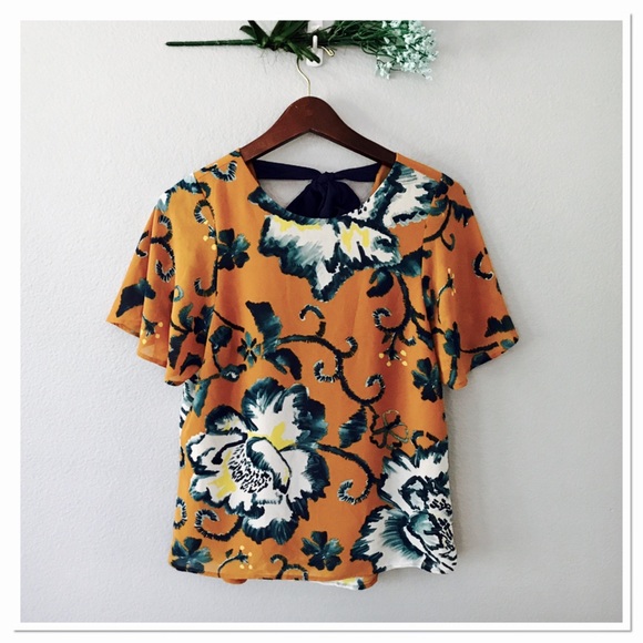 H&M Tops - H&M Curry colored tie in back Top