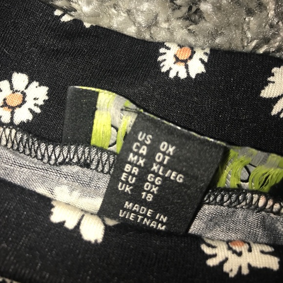 🚫🚫SOLD🚫🚫Plus size Daisy turtleneck top🌼 - Picture 3 of 3