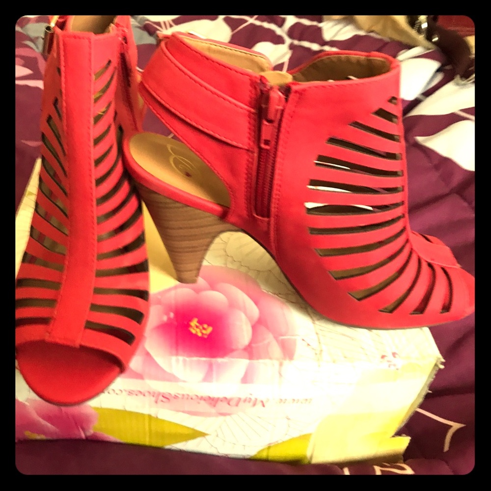 Cute red wedge heels 👠 never been worn.