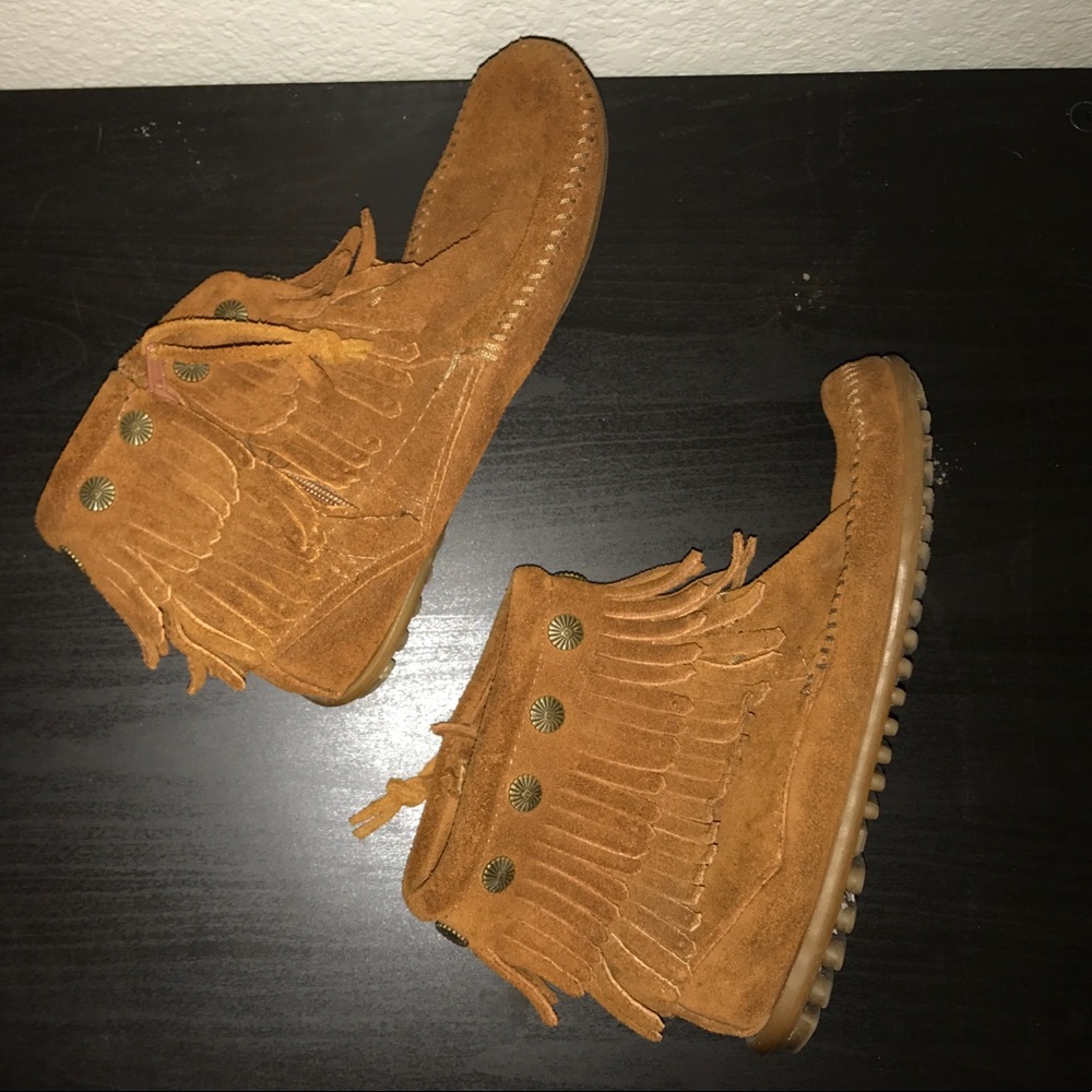 MINNETONKA 💚 Fringe Ankle Boots