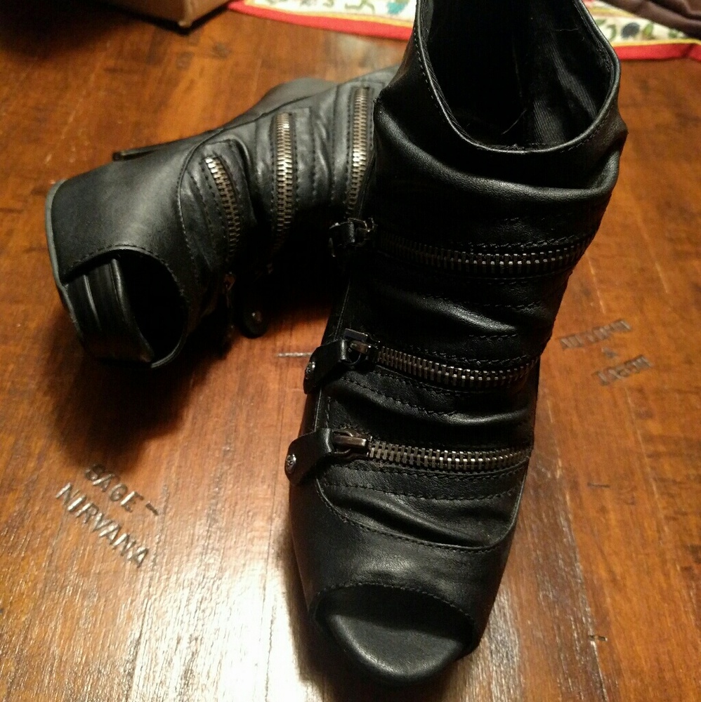 Simply Vera peek-a-boo heels