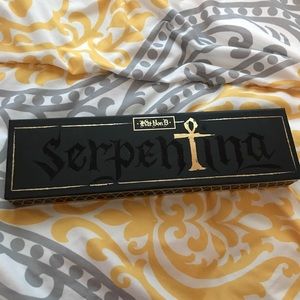 (LIMITED EDITION) Kat Von D Serpentina palette