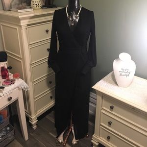 Wrap around dress. Slit open sleeve style