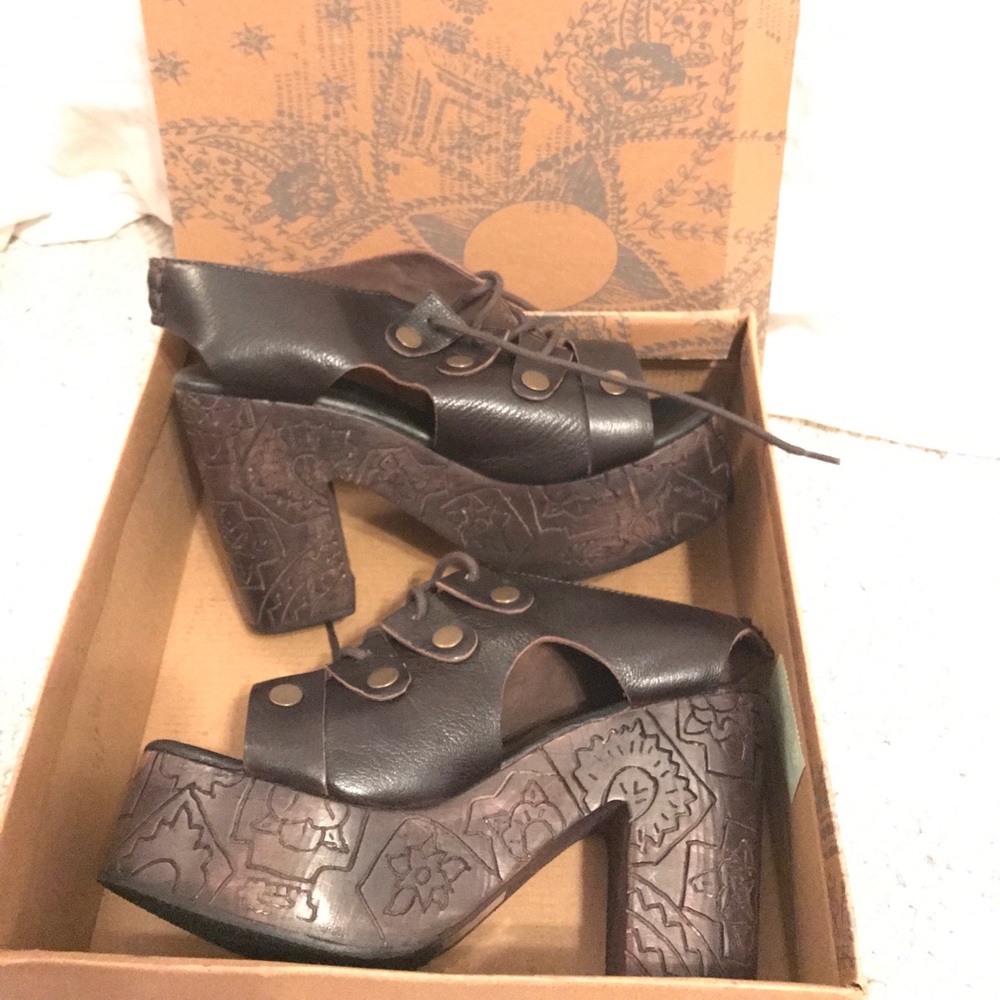 MAKE AN OFFER Free People clogs