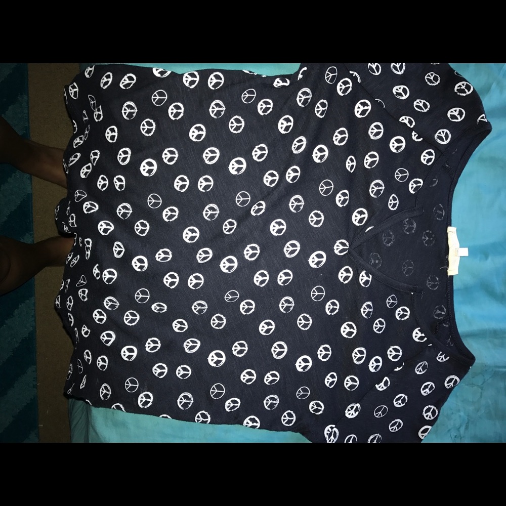 Long sleeve shirt with peace signs