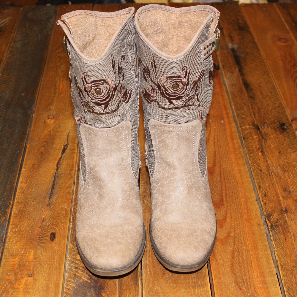 Bare Traps Quaker tan boots size 9.5