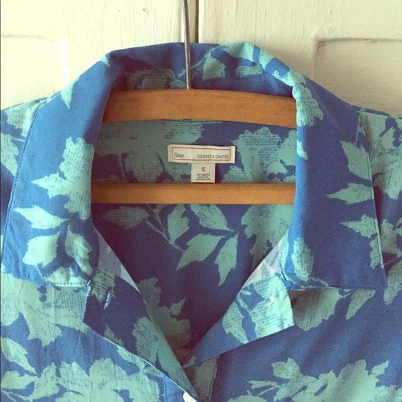 Gap silky smooth blue Hawaiian themed half button - Picture 1 of 3