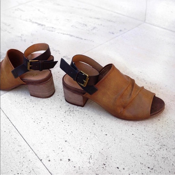 Cognac Distressed Rushed Slingback Mule Sandal - Picture 2 of 5