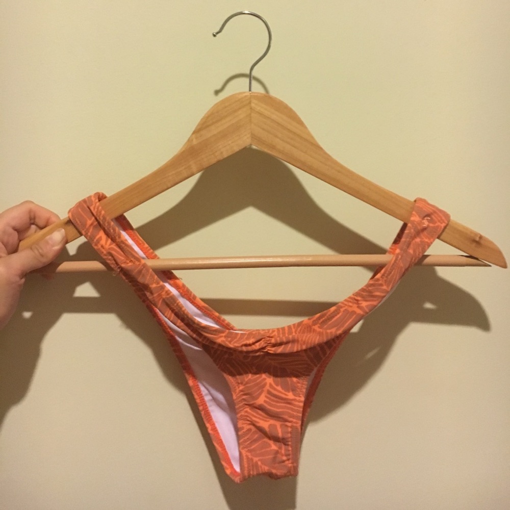 ⚡️SALE⚡️ VA ORANGE WITH TAN LEAVES