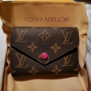 Louis Vuitton VICTORINE WALLET

M41938 Fuschia
