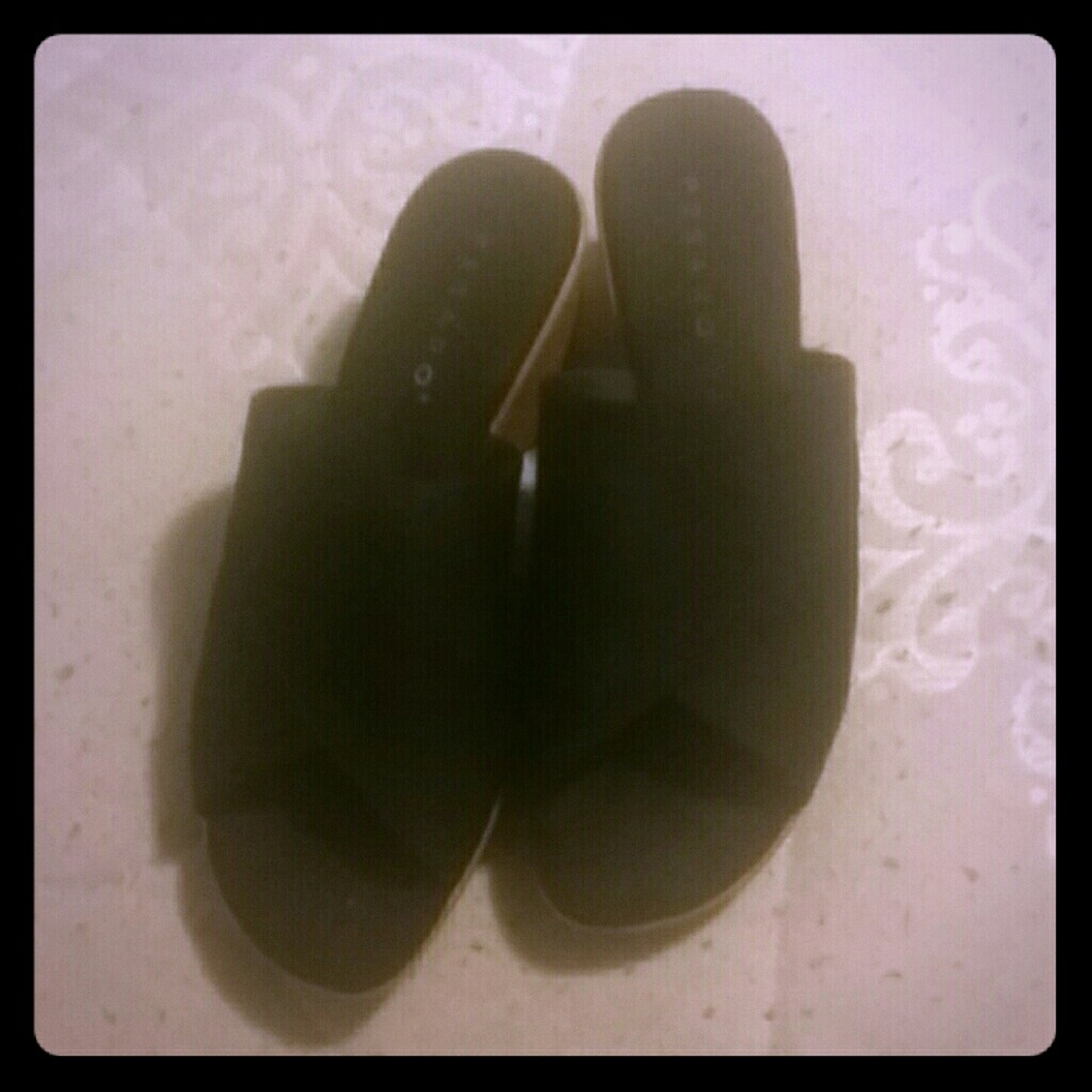 Mules/slip on wedges.