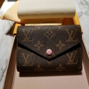 Louis Vuitton VICTORINE WALLET

Rose Ballerine lv