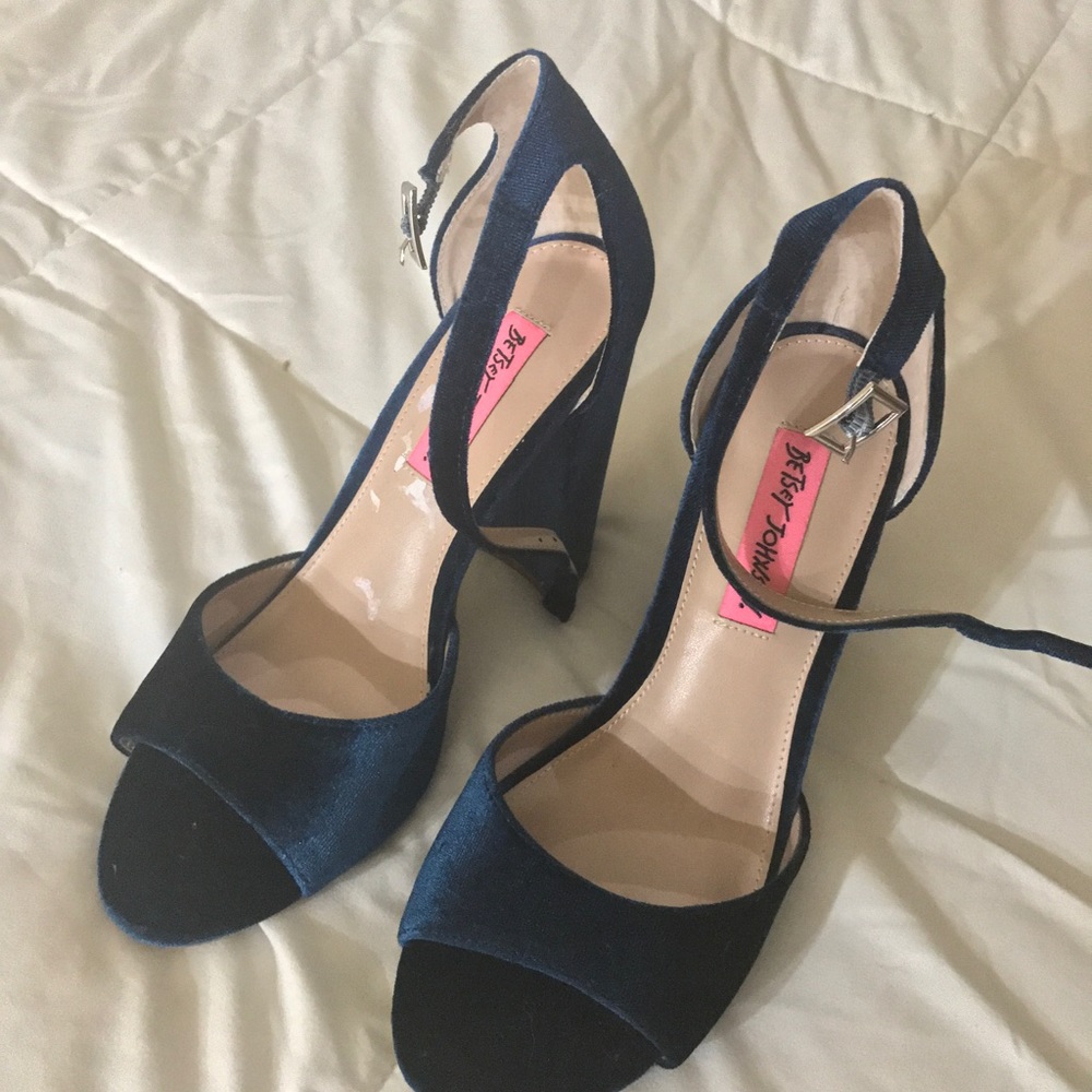 Betsy Johnson 6 1/2 new without tag haven't worn