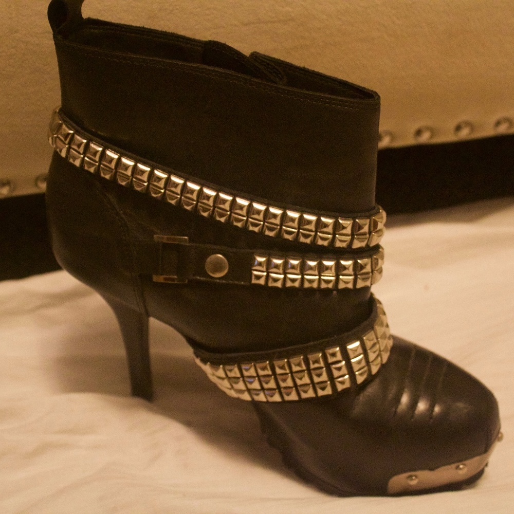 Pour La Victoire "Jeanie" Studded Booties sz.8.5