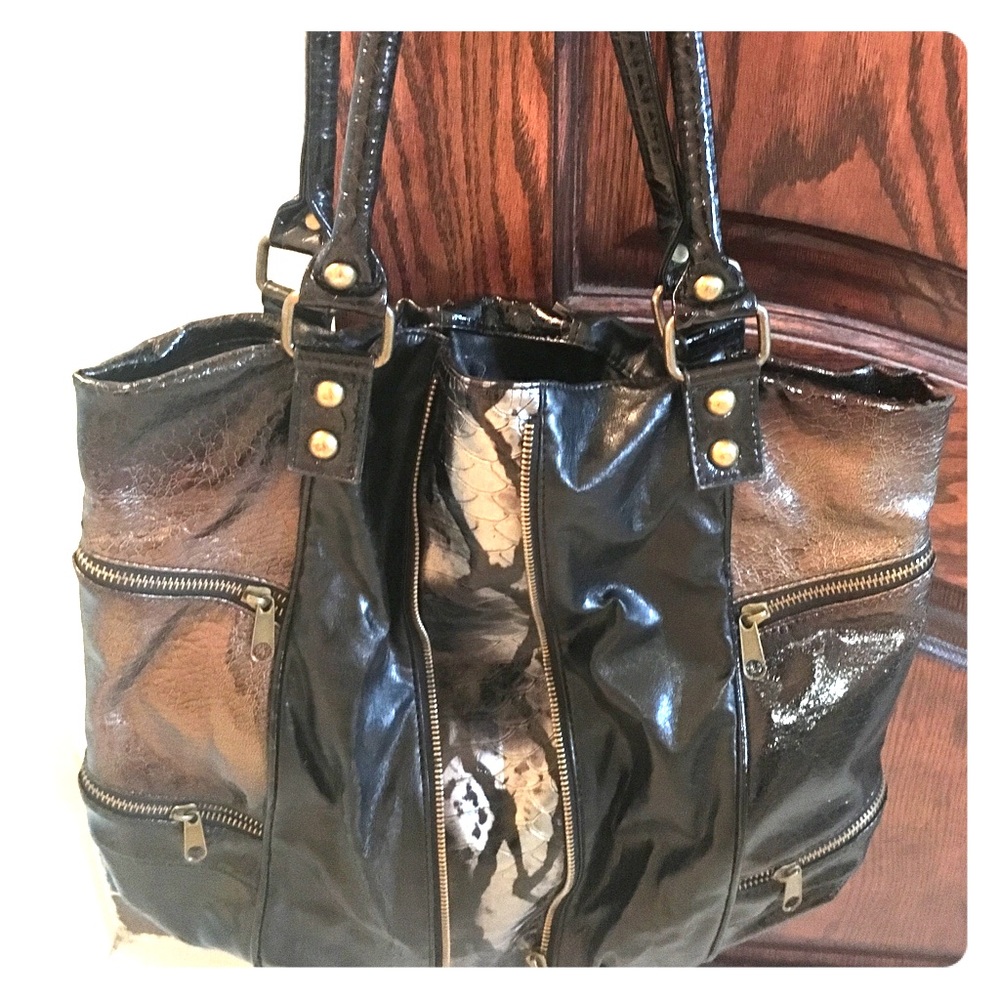 Unique zipper pocket handbag!