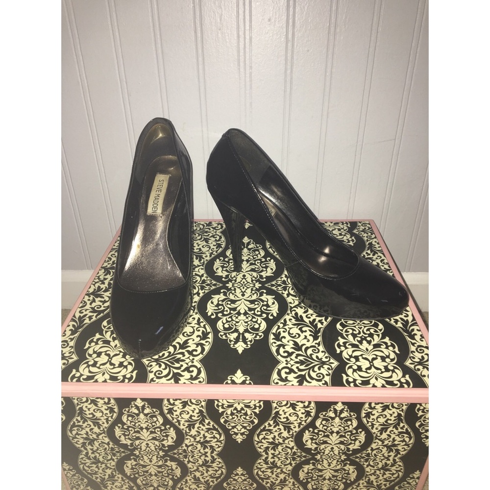 Steve Madden Black Patent Leather Pump