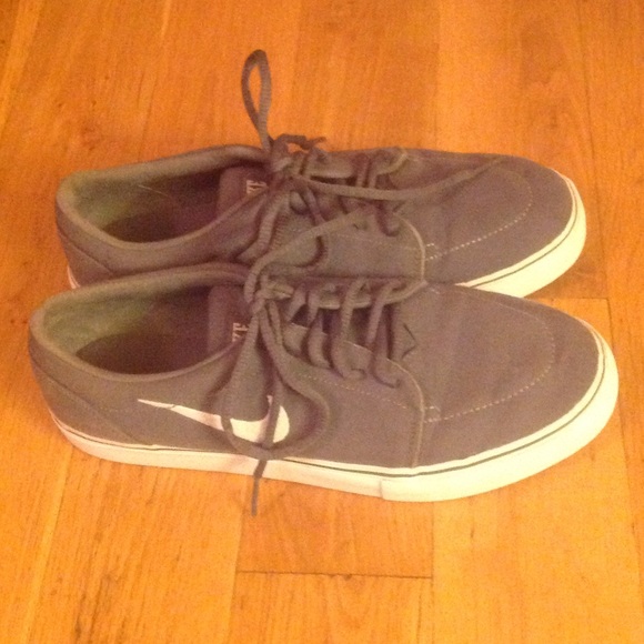 Gray Nike tennis shoes with white soles - Picture 1 of 4