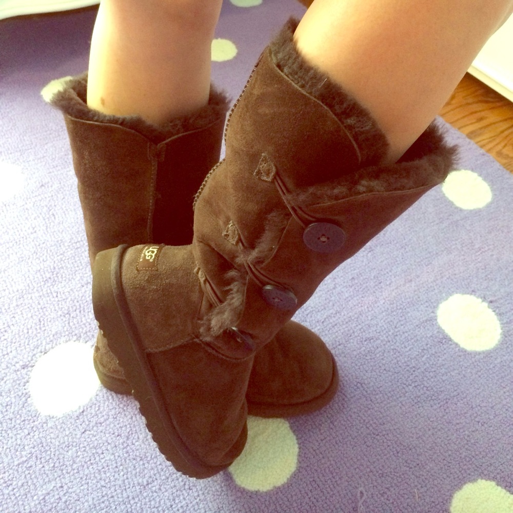 EUC Chocolate Bailey Button Uggs