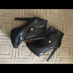 Bcbg Lantern black zip up peep toe booties