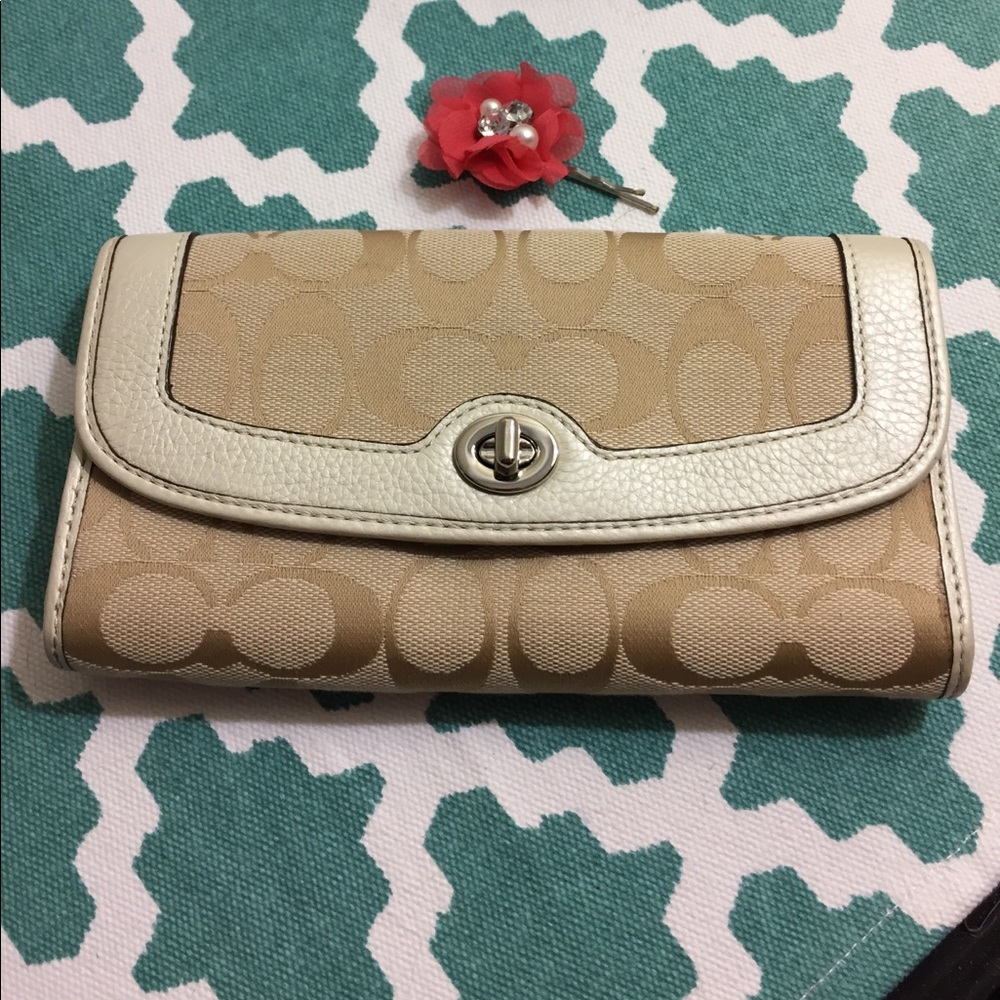 EUC Tan & cream colored turn lock Coach wallet