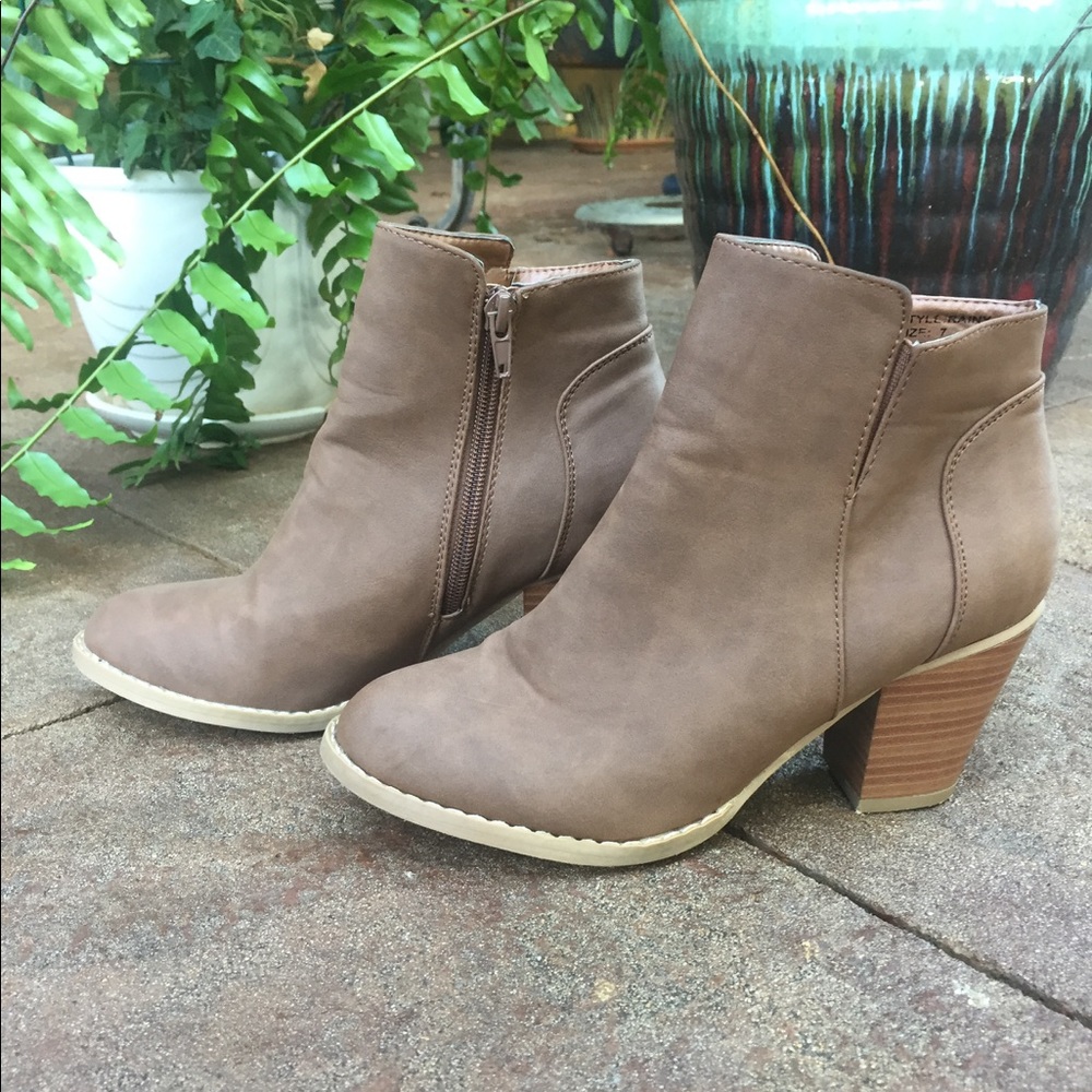 Super cute brown ankle boots with heel